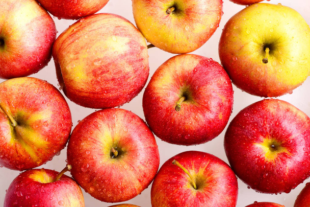 Bir sürü kırmızı elma, markette vitamini olan taze meyve arka planı - Fotoğraf, Görsel