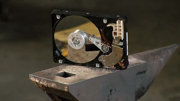 Ο άνθρωπος σπάει το σκληρό δίσκο με ένα βαρύ σφυρί ελκήθρων, πάνω στο αμόνι. Γκρο πλαν αργή κίνηση και ήχο - Πλάνα, βίντεο