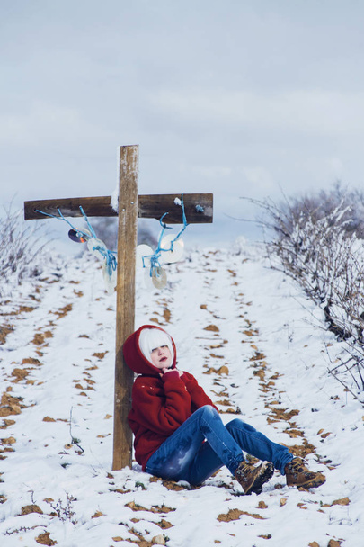 mulher sozinha no cemitério nevado - Foto, Imagem
