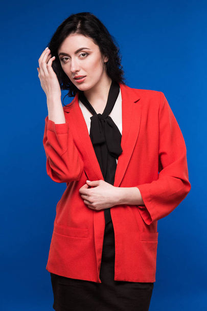 Chica en chaqueta roja
  - Foto, imagen
