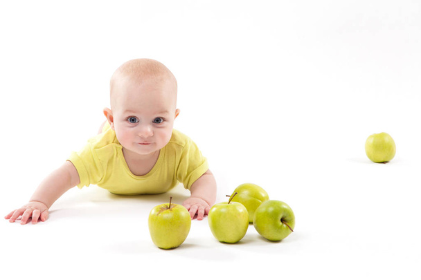χαμογελώντας μωρό αγόρι με μήλα - Φωτογραφία, εικόνα