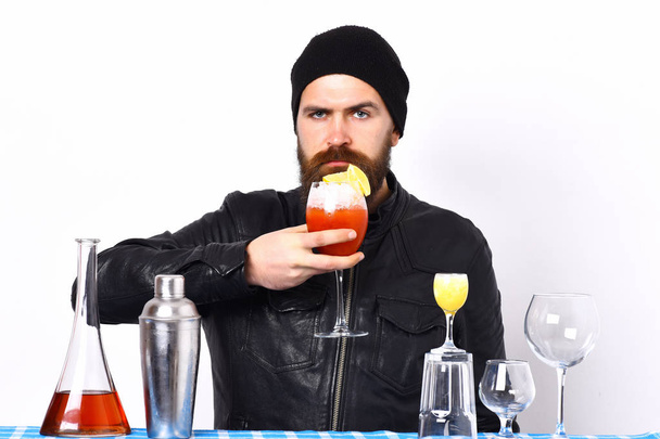 Brutal caucasian hipster holding alcoholic beverage or fresh cocktail - Foto, Imagen