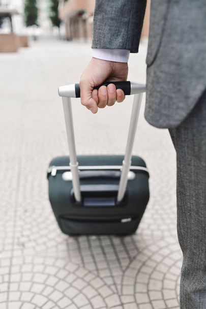 hombre de negocios tirando de un maletín
 - Foto, Imagen