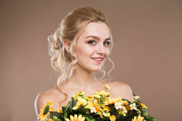 giovane ragazza con fiori in mano
 - Foto, immagini