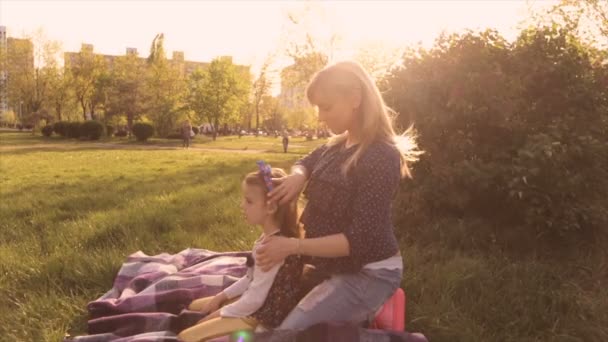 Boldog család, anya és lánya játszott a réten - Felvétel, videó