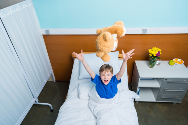 Pieni poika sairaalassa sängyssä
  - Valokuva, kuva