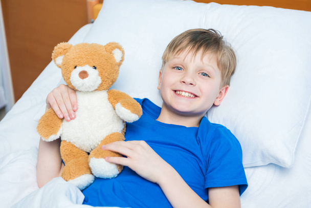 Niño en la cama del hospital
  - Foto, Imagen