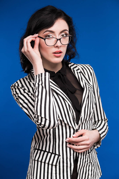 Tyttö raidallinen takki ja lasit
 - Valokuva, kuva