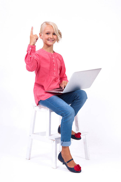 Lachende schoolmeisje met laptop - Foto, afbeelding