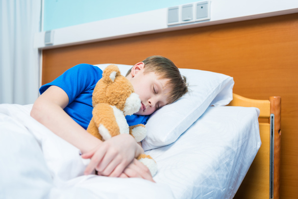 Pieni poika sairaalassa sängyssä
  - Valokuva, kuva