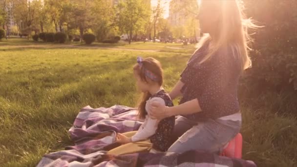 Boldog család, anya és lánya játszott a réten - Felvétel, videó