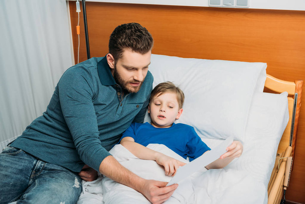 Apa és fia a kórházban  - Fotó, kép