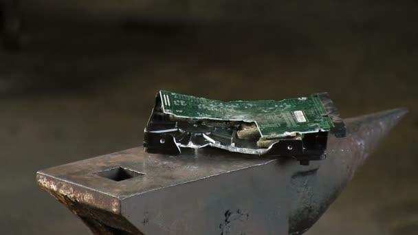 Hombre rompe el disco duro con un martillo pesado trineo, en el yunque. cámara lenta Primer plano tienen sonido
 - Metraje, vídeo