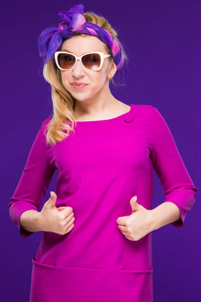 blonde girl wearing sunglasses - Фото, изображение