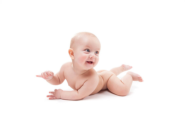 χαμογελώντας μωρό αγόρι στο στομάχι του - Φωτογραφία, εικόνα