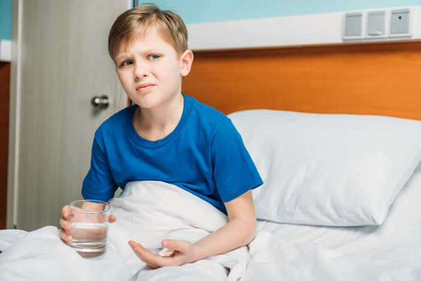 boy with glass of water and medicines  - Foto, imagen