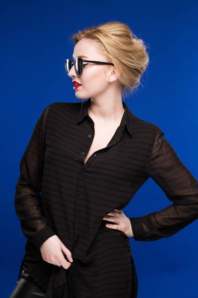 blonde girl with red lips wearing sunglasses - Valokuva, kuva