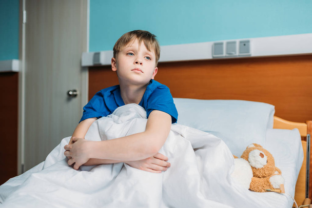 little boy in hospital bed - Fotoğraf, Görsel