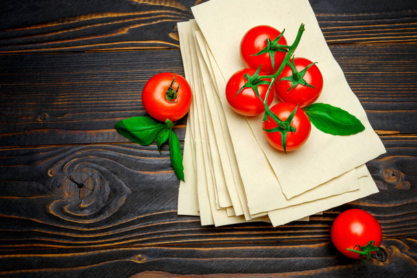 乾燥調理ラザニア パスタ シートとトマト - 写真・画像