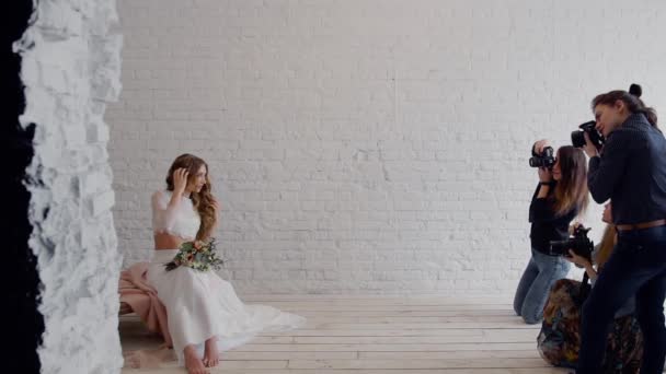 Фотографи майстер-класу фотографують наречену в стилі бохо. У фотостудії
. - Кадри, відео