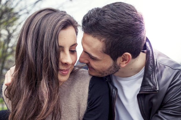 bom casal de namorados abraça e beija em uma ponte de madeira
 - Foto, Imagem
