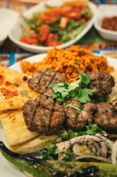 焼き肉から伝統的なトルコ料理 - 写真・画像