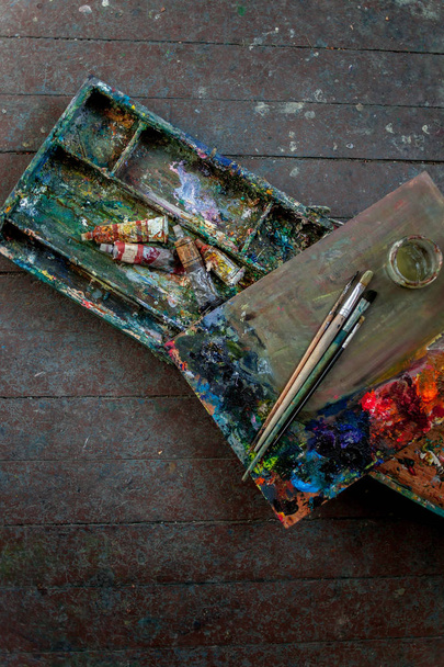 paint brushes in dirty box  - Foto, Imagen