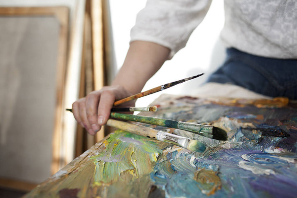 καλλιτέχνης κρατώντας πινέλα ζωγραφικής - Φωτογραφία, εικόνα