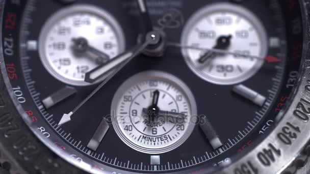 Макродетали Swiss сделали часы с макролинзами роскошным мужским аксессуаром для бизнеса. Часы класса люкс на черном фоне. Селективная фокусировка, мелкая глубина резкости. Макроснимок
 - Кадры, видео