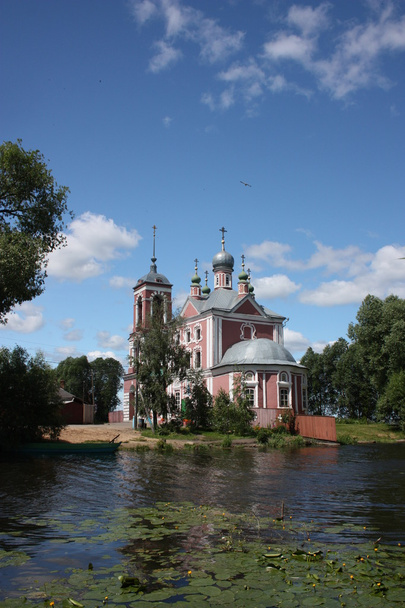 Pereslavl. veertig martelaren kerk in de monding van de rivier trubezh. - Foto, afbeelding
