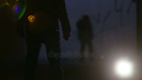 Mann flüchtet vor Straßenräuber - Filmmaterial, Video