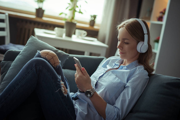 Красива молода жінка слухає музику
 - Фото, зображення