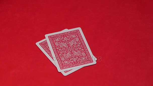 Lidská ruka otevření dvou karet v pokeru. - Záběry, video