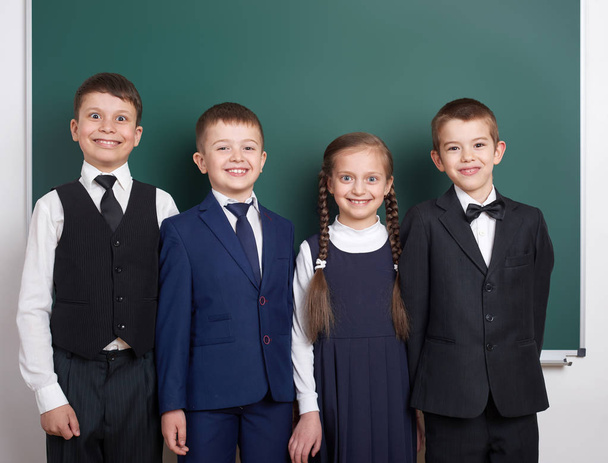 boş kara tahta arka plan, İlköğretim Okulu çocuğa giyinmiş klasik siyah takım elbise, grup öğrenci, eğitim kavramı - Fotoğraf, Görsel