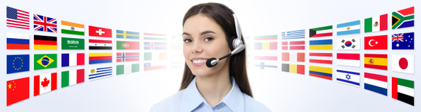 Skontaktuj się z nami, klient usługi operatora kobieta z zestawu słuchawkowego uśmiechający się - Zdjęcie, obraz