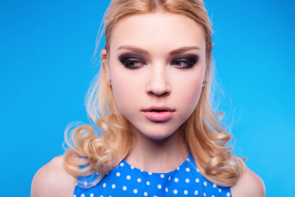 Portrait de beauté de fille aux yeux fumés maquillage en studio
 - Photo, image