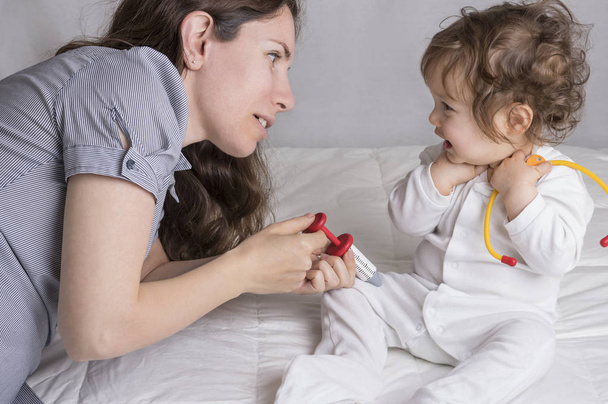 Baby spielt Arzt mit Mutter - Foto, Bild