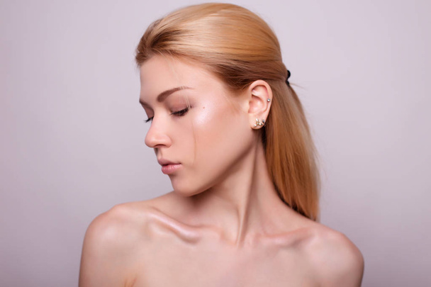 Beauty portrait of girl with nude make up - Fotografie, Obrázek