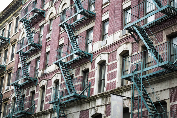 Red brick apartment building in New York City - Foto, Bild