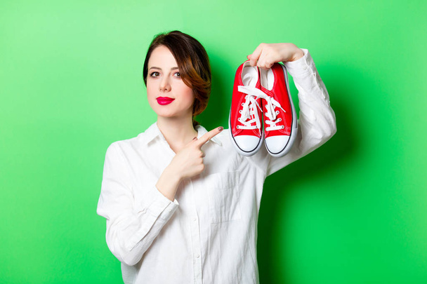 jonge vrouw met schoenen - Foto, afbeelding