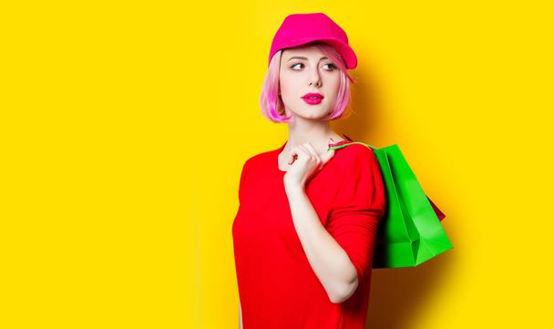fiatal nő bevásárló táskák - Fotó, kép