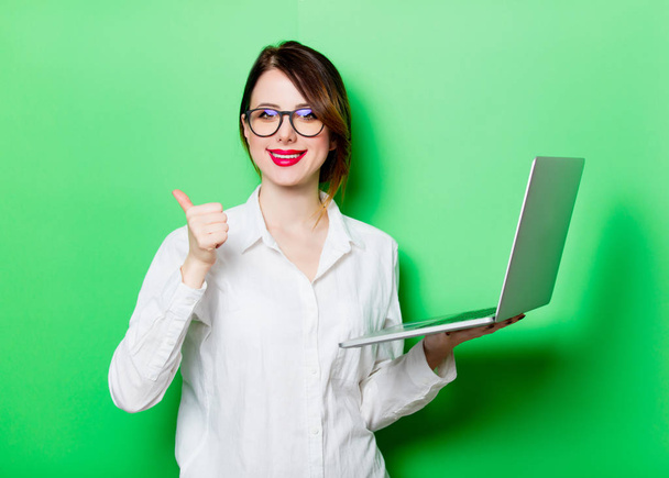 Nuori nainen jolla kannettava tietokone
 - Valokuva, kuva