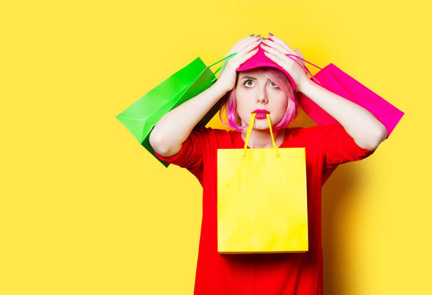 νεαρή γυναίκα με τσάντες για ψώνια - Φωτογραφία, εικόνα