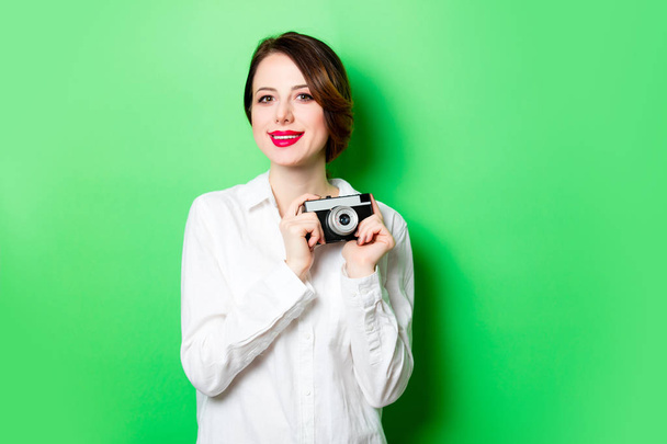 fiatal nő fényképezőgéppel - Fotó, kép