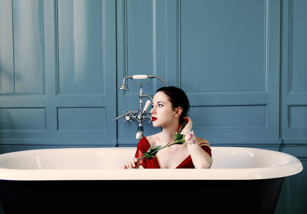fiatal nő virágok bath-ban - Fotó, kép