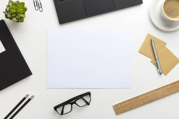 Pohled shora na moderní bílý kancelářský stůl s notebookem a dodávky - Fotografie, Obrázek