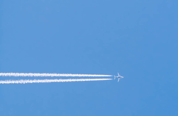 Horizontale trace van het vliegtuig vliegen in blauwe hemel - Foto, afbeelding