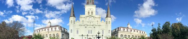 Jackson Square panoramik manzaralı. New Orleans 15 izleyici çekiyor - Fotoğraf, Görsel
