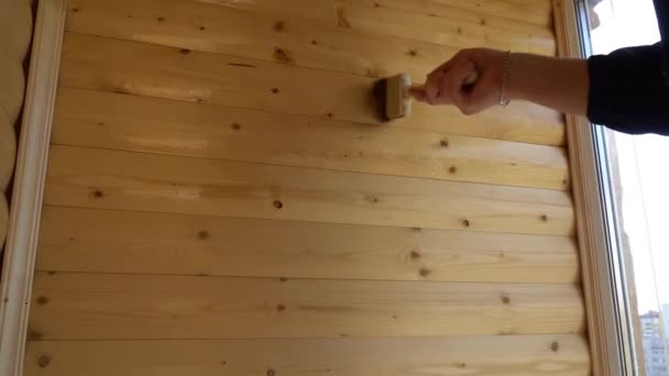 Lakier do drewna powlekania ścian balkonu - Materiał filmowy, wideo