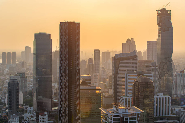 Бангкок, деловой район с высоким зданием на закате, Бангкок, Таиланд
 - Фото, изображение